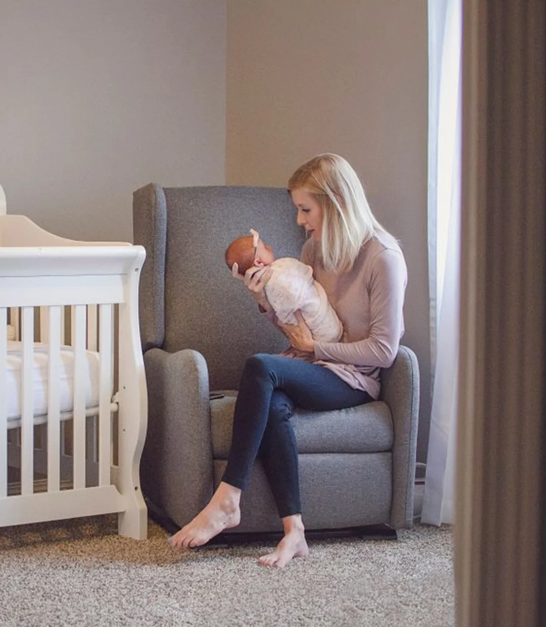 Une maman et son bébé partagent un moment de tendresse.